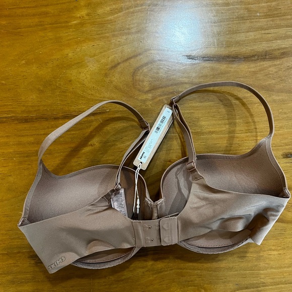 SKIMS Ultimate Balconette Push Up Bra - Picture 5 of 6